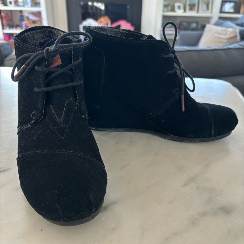 Size 7 Toms platform ankle bootie. In excellent condition
